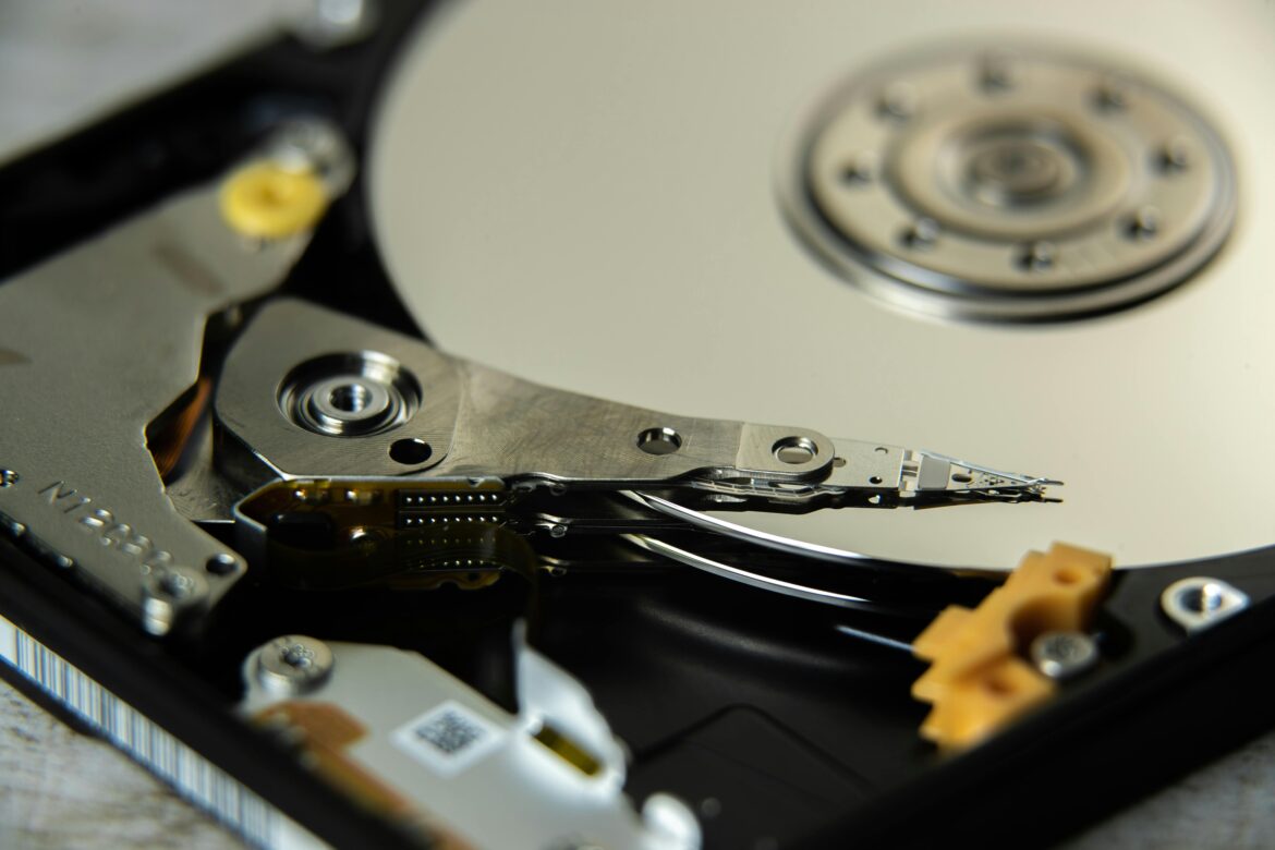 What is the difference between SSD and HDD hosting